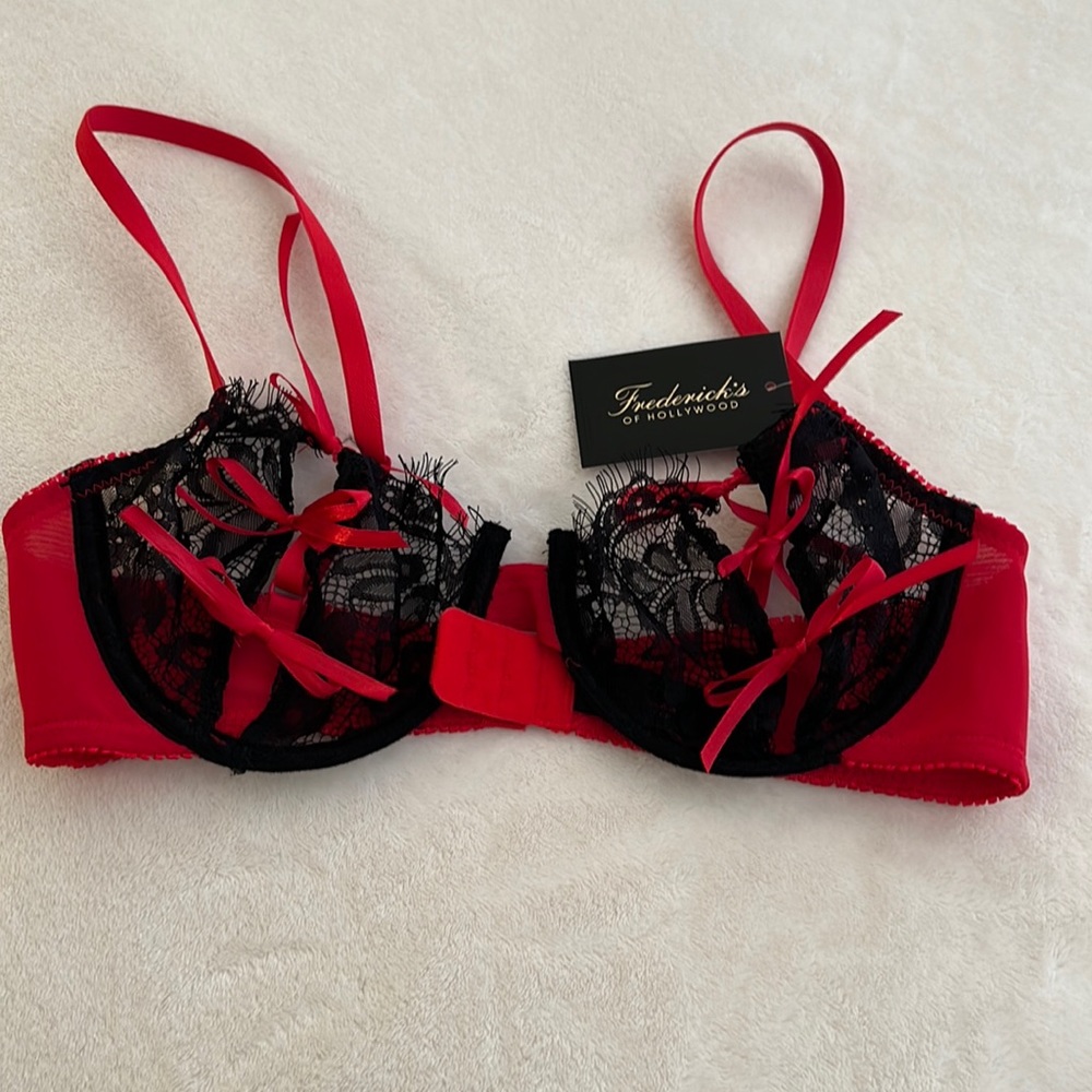 Brand new Frederick’s of Hollywood Lace Bra Brand New Holiday 34B